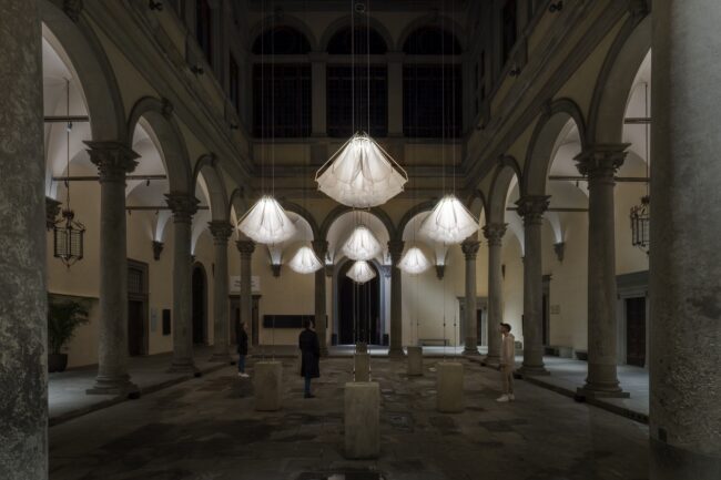 palazzo-strozzi©photo-ElaBialkowskaOKNOstudio Crediti: DRIFT, Shy Society, Palazzo Strozzi, Firenze, 2024. Photo Ela Bialkowska OKNOstudio