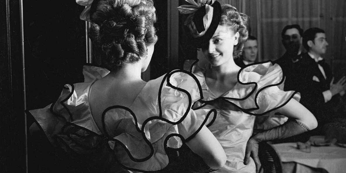 12.-Brassa-Serata-di-alta-moda-1935.. Brassaï, Serata di “alta moda”, 1935. © Estate Brassaï Succession - Philippe Ribeyrolles