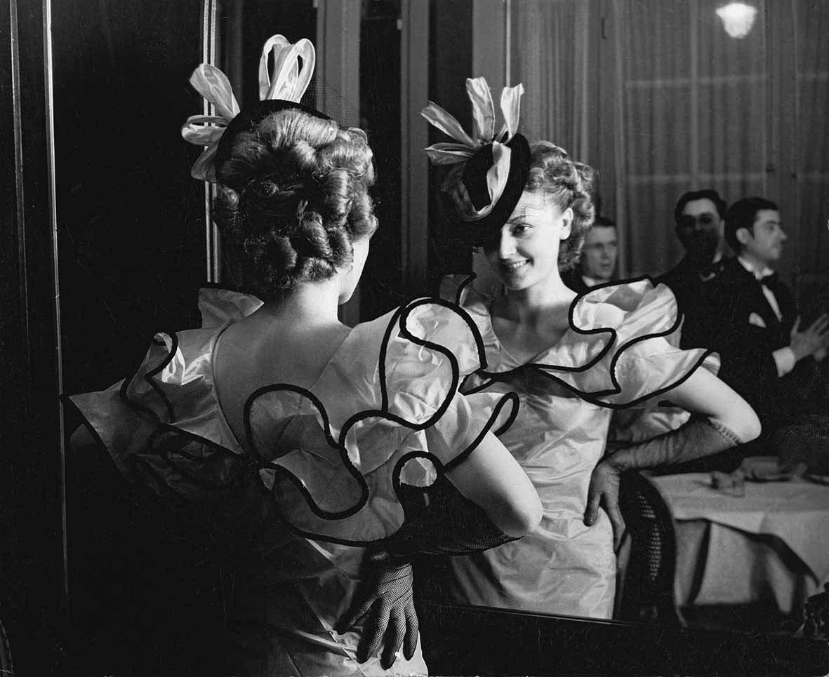 12.-Brassa-Serata-di-alta-moda-1935.. Brassaï, Serata di “alta moda”, 1935. © Estate Brassaï Succession - Philippe Ribeyrolles