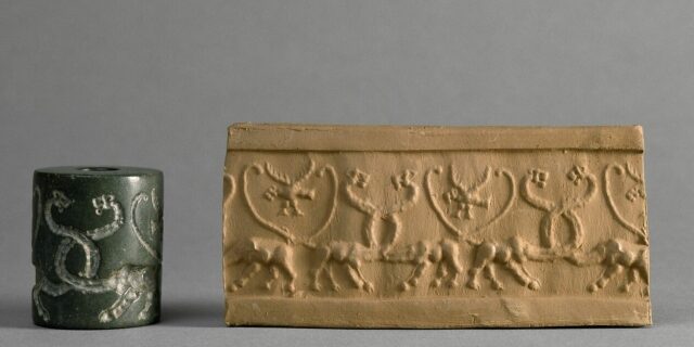 Esempio di un sigillo cilindrico con il relativo disegno impresso su una tavoletta d'argilla (Credit: Franck Raux © 2001 GrandPalaisRmn - Musée du Louvre)