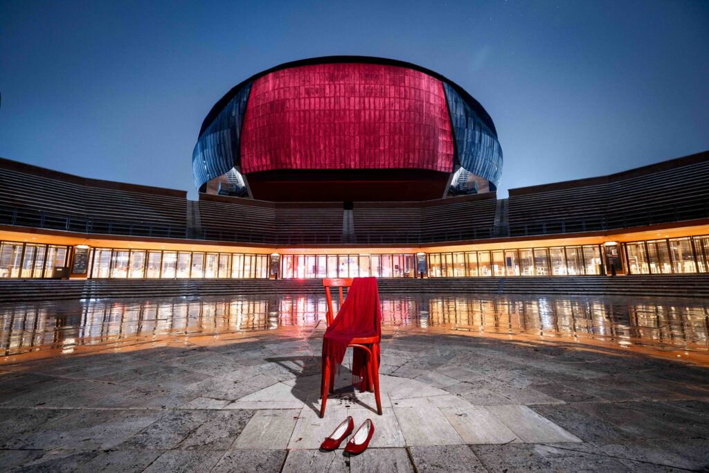 La cupola della Sala Sinopoli si tinge di rosso per dire no alla violenza contro le donne