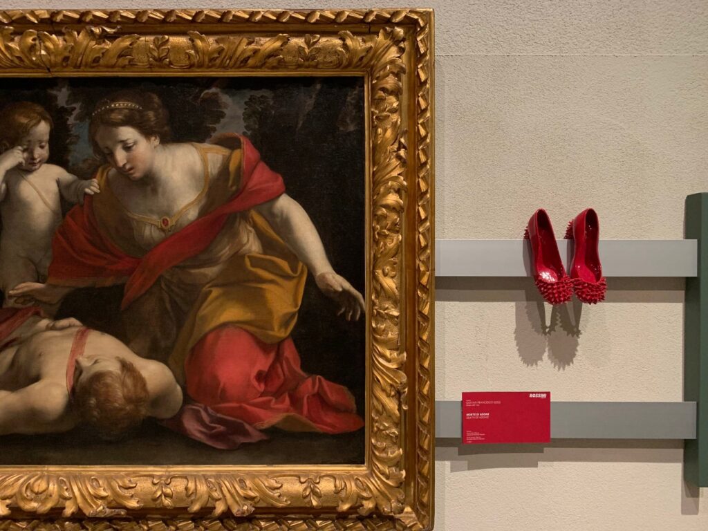 Scarpette rosse in ceramica: l’arte che denuncia la violenza di genere
