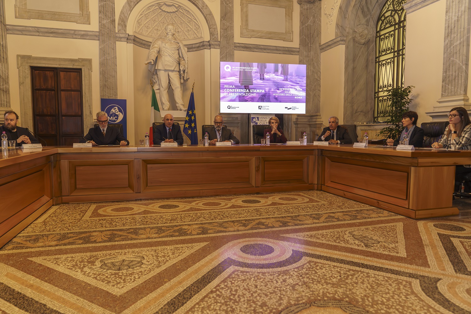 Conferenza stampa di presentazione della 18a Quadriennale d'arte. Da sx a dx: il moderatore Nicolas Ballario, Federico Mollicone, Presidente della VII commissione (Cultura, Scienza e Istruzione), , Angelo Piero Cappello, Direttore Generale Creatività Contemporanea - Ministero della Cultura, Luca Beatrice, Presidente Fondazione La Quadriennale di Roma, Patrizia Sandretto Re Rebaudengo, Presidente Comitato Fondazioni Arte Contemporanea. Marco Delogu, Presidente Azienda Speciale Palaexpo, e le curatrici Emanuela Mazzonis di Palafrera e Alessandra Troncone. Foto: Karen di Paola