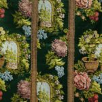 Sezione 1700-1790. Lo stile naturalistico Pianeta (particolare) Francia, 1725-1735 Lampasso liseré broccato a liage repris; seta. Museo del Tessuto n. inv. 23.13.12 Foto: Leonardo Salvini