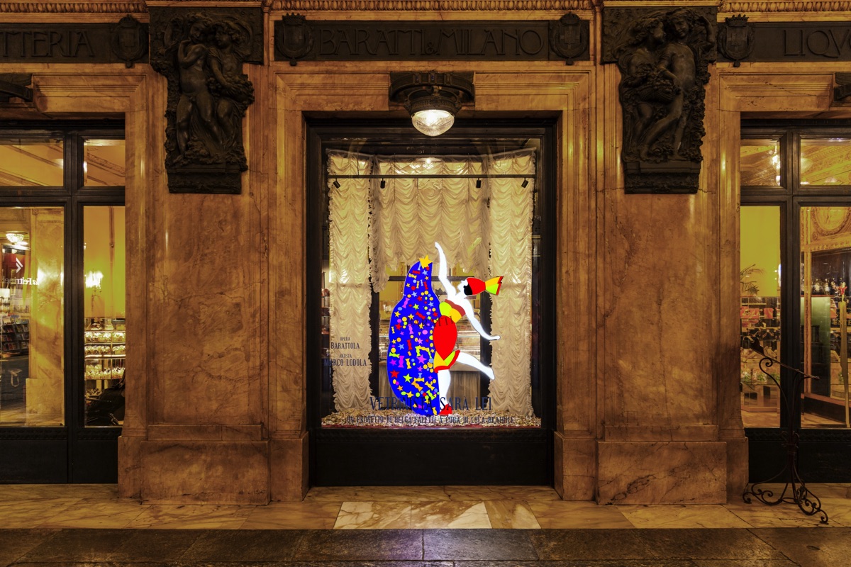 Barattola di Marco Lodola nella vetrina di Baratti & Milano a Torino