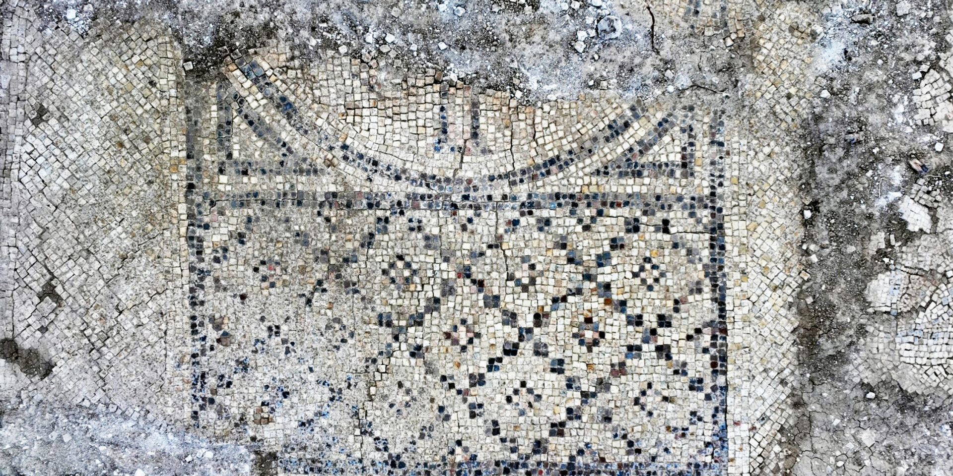 Il mosaico al centro del quale c'è una croce e un'iscrizione Foto di Emil Eljam Antiquities Authority