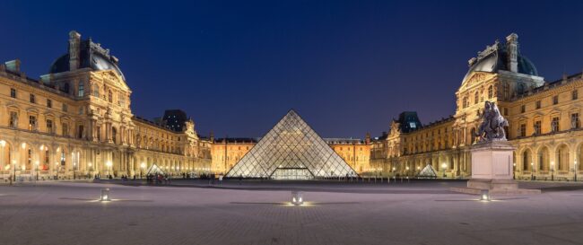 Louvre_Museum_Wikimedia_Commons Il cortile napoleonico del Museo del Louvre di notte, con al centro la piramide di Ieoh Ming Pei. Foto Benh LIEU SONG (Flickr) - Opera propria CC BY-SA 3.0
