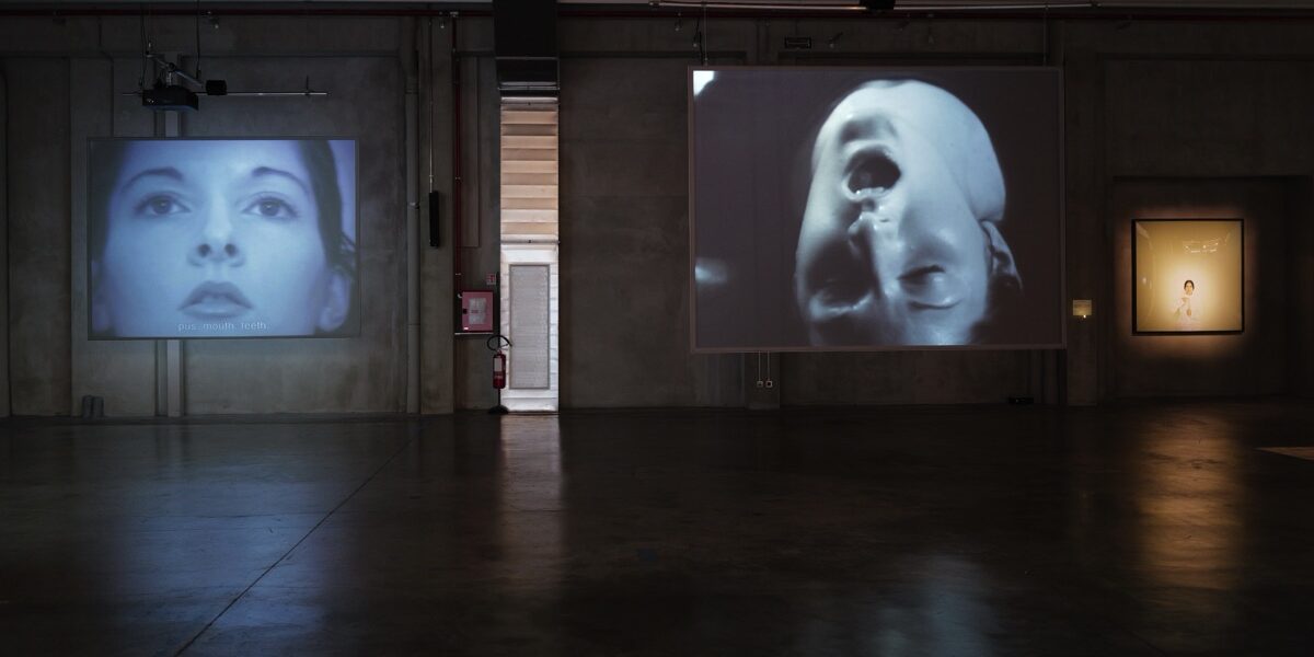 Marina Abramović, “between breath and fire”, veduta della mostra presso gres art 671, Bergamo, photo credit adicorbetta