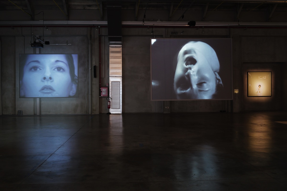 Marina Abramović, “between breath and fire”, veduta della mostra presso gres art 671, Bergamo, photo credit adicorbetta