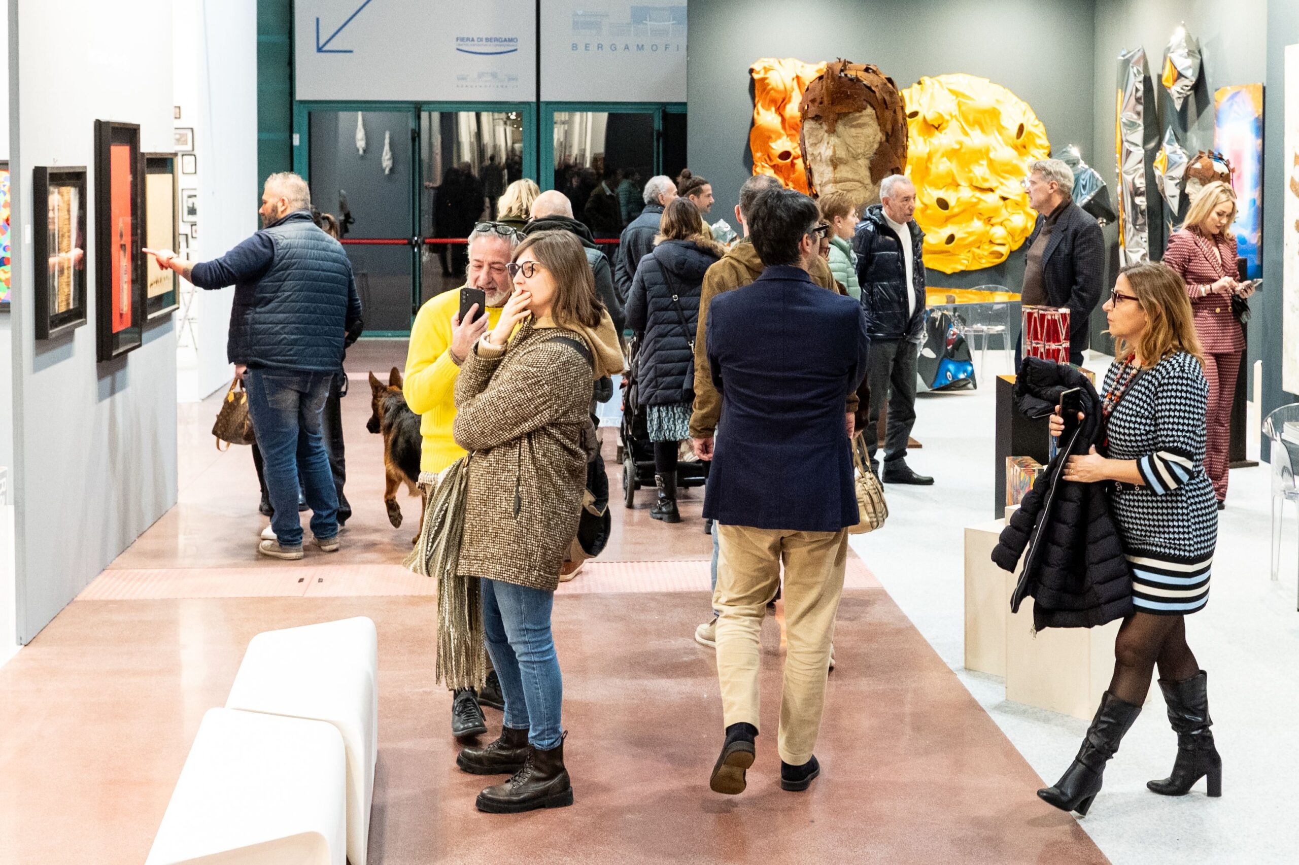 Il pubblico tra gli stand di BAF Bergamo Arte Fiera