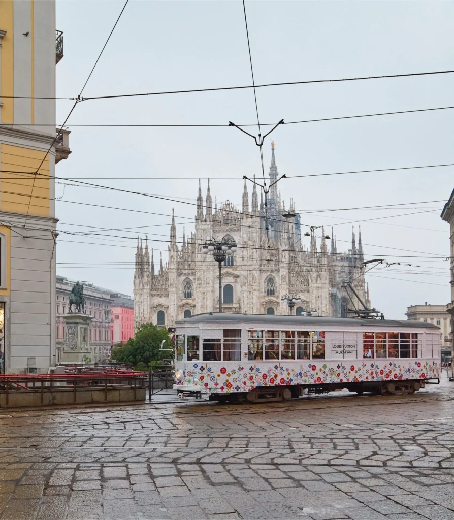 Louis Vuitton e Takashi Murakami, a Milano l’arte viaggia su rotaia