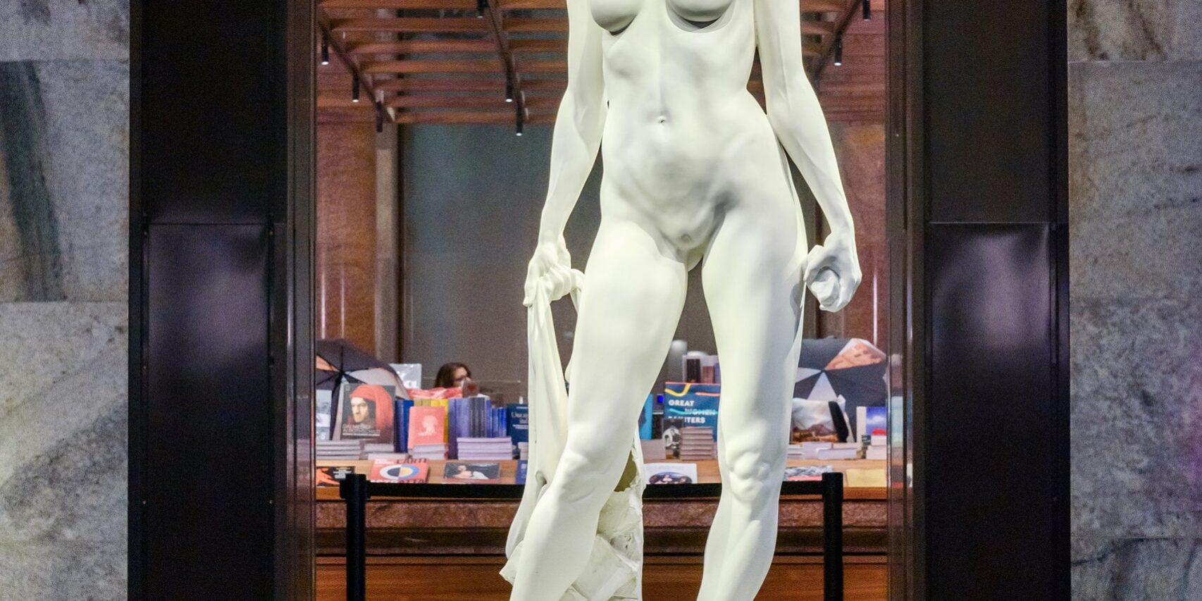 Napoli - Gallerie d'Italia: opera di Jago nell'atrio