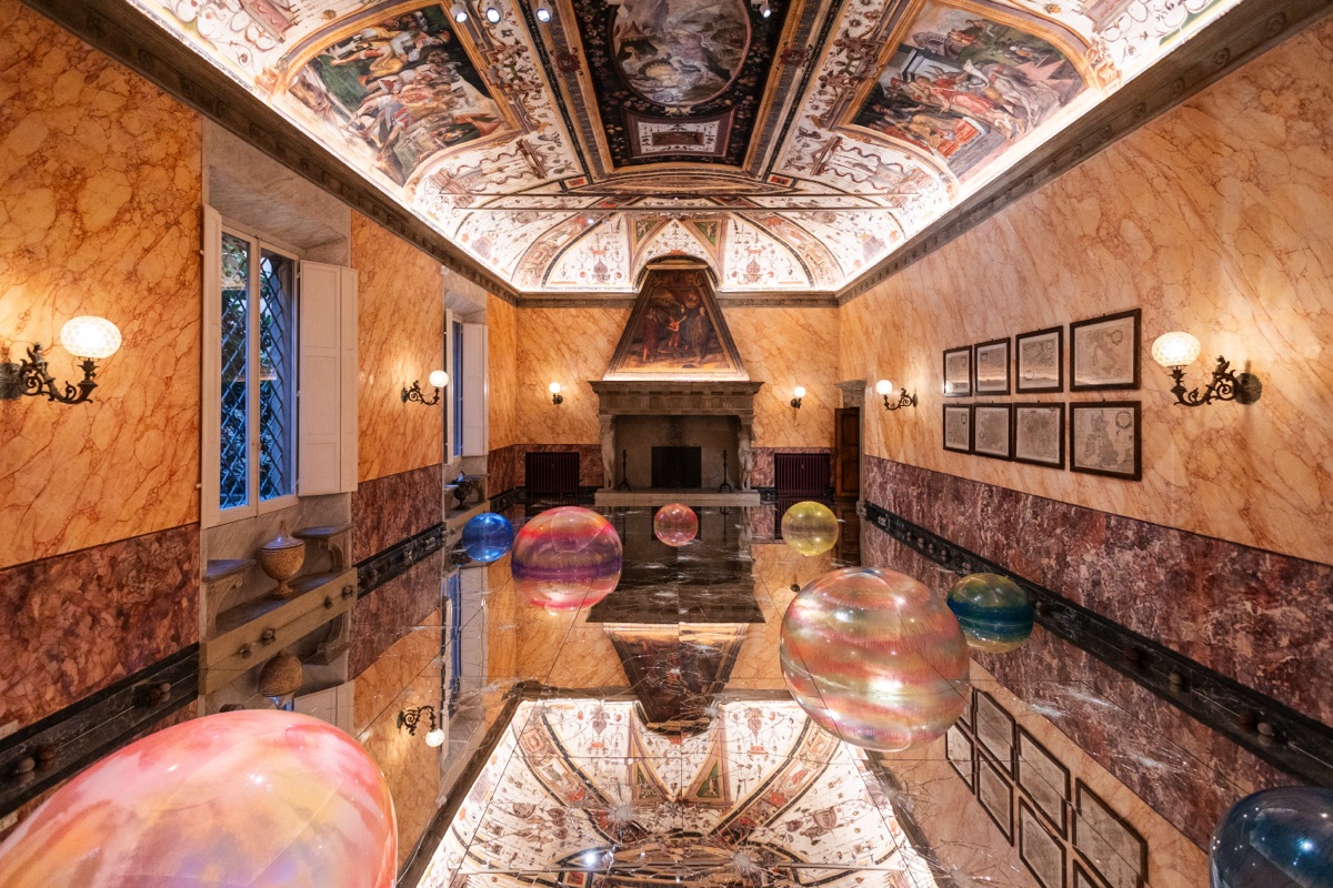 Passi, 2025, vetro, metacrilato verniciato, luce - dimensioni ambientali (site specific) Foto Marcela Fereira