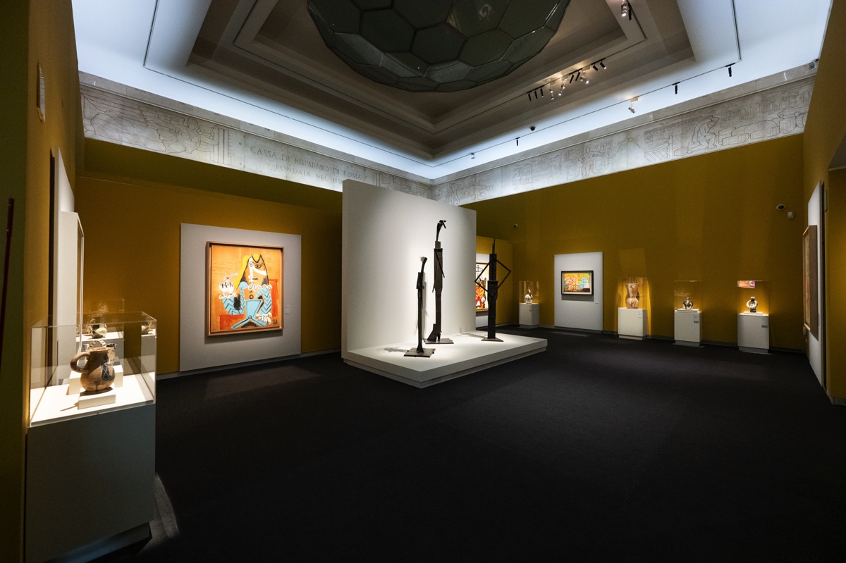 Immagini: "Picasso lo straniero", allestimento di mostra © Succession Picasso by SIAE 2024. Foto di Vinicio Ferri