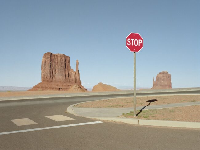 7878c9b4-f921-6173-1b6d-d0edc71fe2a6 Dino Kužnik, Stop, 2019, Fotografia analogica, realizzata con Pentax 67 su pellicola Kodak Portra / Stampa ai pigmenti su carta fotografica d'archivio Ilford., 57 cm x 76 cm, 1/6. Courtesy: Photon Gallery