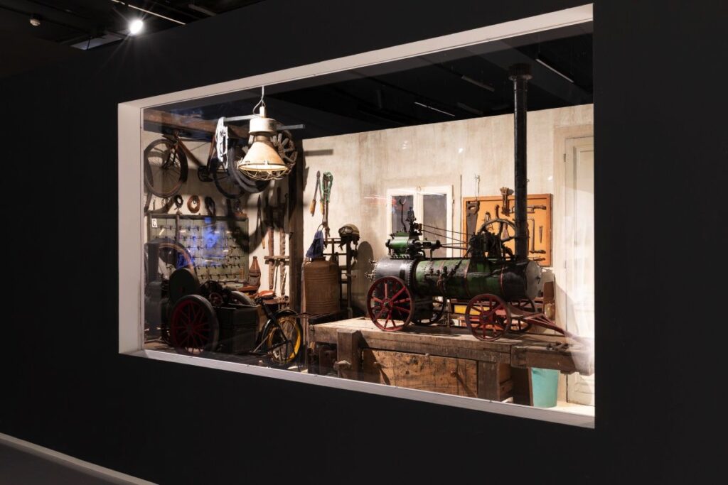 L’universo di Robert Kuśmirowski tra gioco e collezionismo al MAUTO di Torino