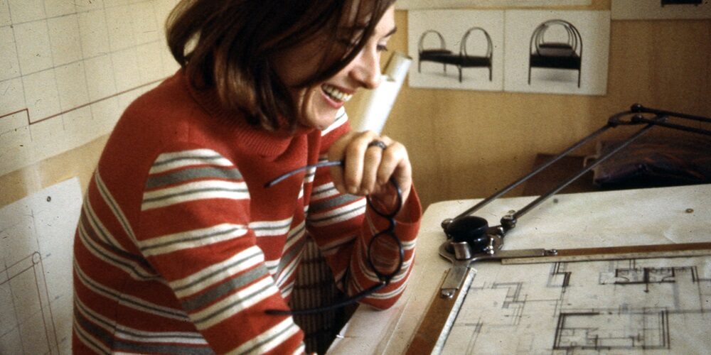 Cini Boeri al tavolo da lavoro, 1965 circa. Courtesy Archivio Cini Boeri (1) (1) Cini Boeri al tavolo da lavoro, 1965 circa. Courtesy Archivio Cini Boeri