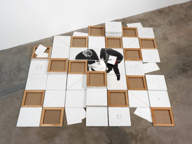 GPO-0757_Foto-Luciano-Romano Giulio Paolini, Essere o non essere (1994 - 1995; matita su tela preparata e su carta, inchiostro rosso su tela preparata e stampa fotografica, fogli di plexiglass, album da disegno, matita nera; Torino, Fondazione Giulio e Anna Paolini). Foto Luciano Romano