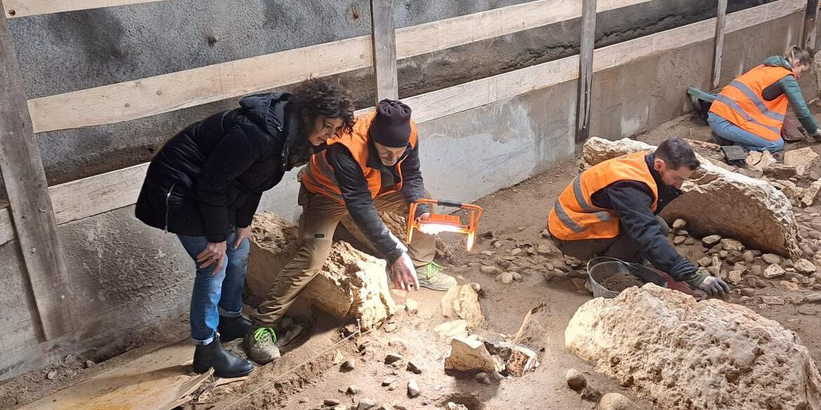 La vicepresidente e assessore alla cultura Francesca Gerosa in visita allo scavo di via S. Croce a Trento [Archivio Ufficio Stampa PAT]