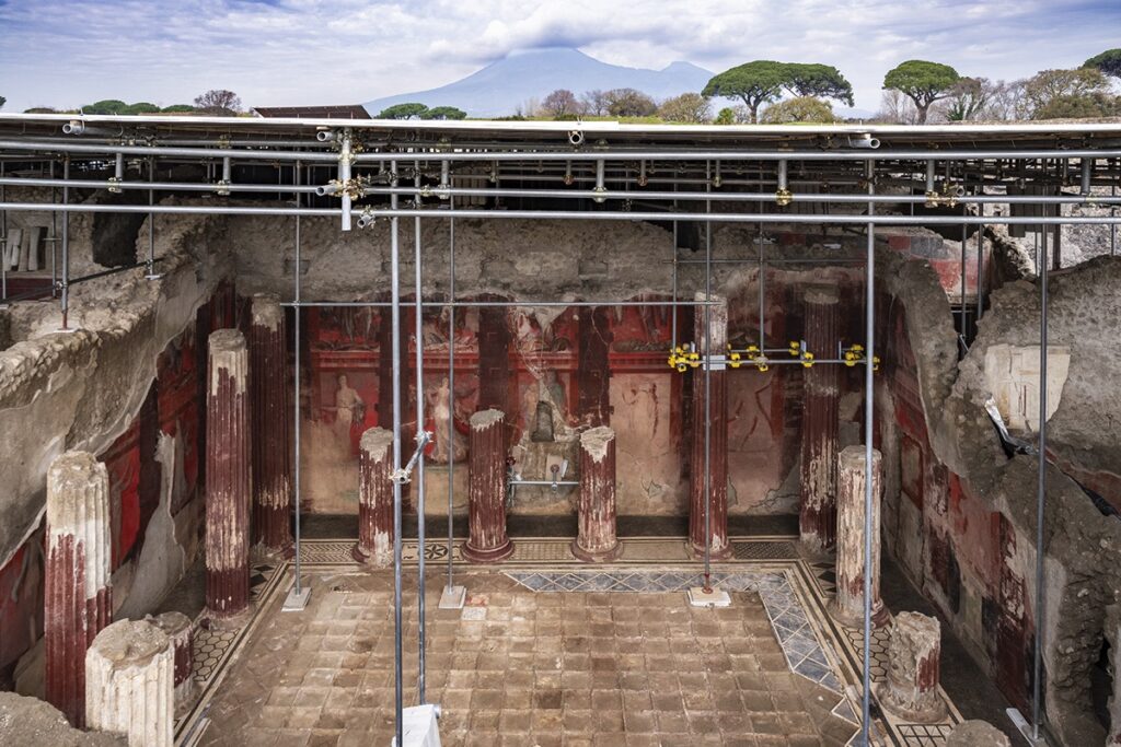 Pompei, la scoperta di un fregio dionisiaco di dimensioni monumentali
