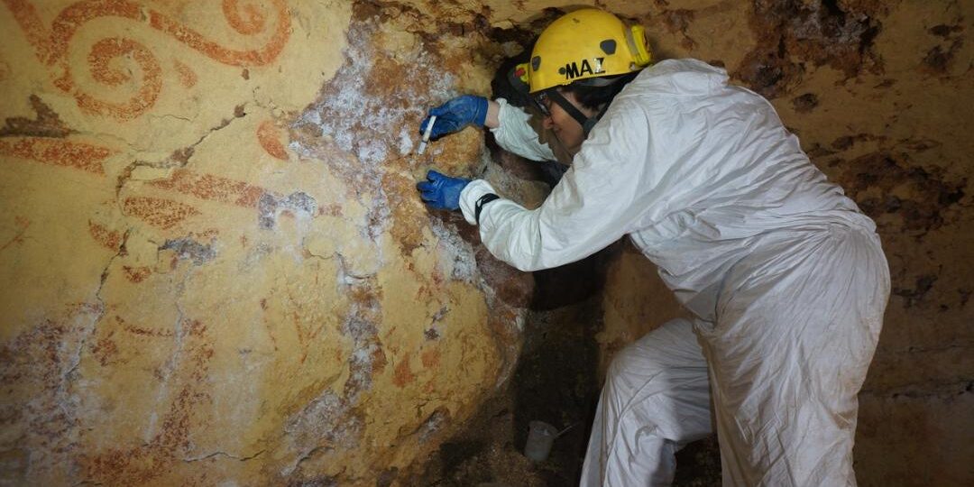 Intervento di conservazione all’interno della tomba scoperta nella necropoli di Tarquinia