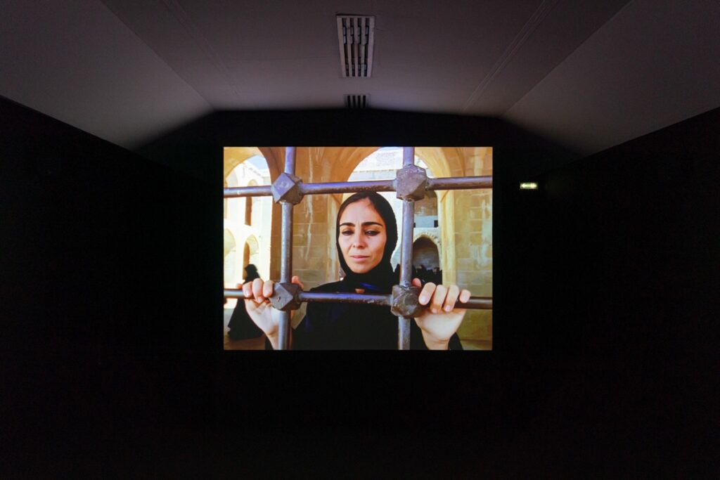 Shirin Neshat al PAC: il corpo come contro-narrazione del potere