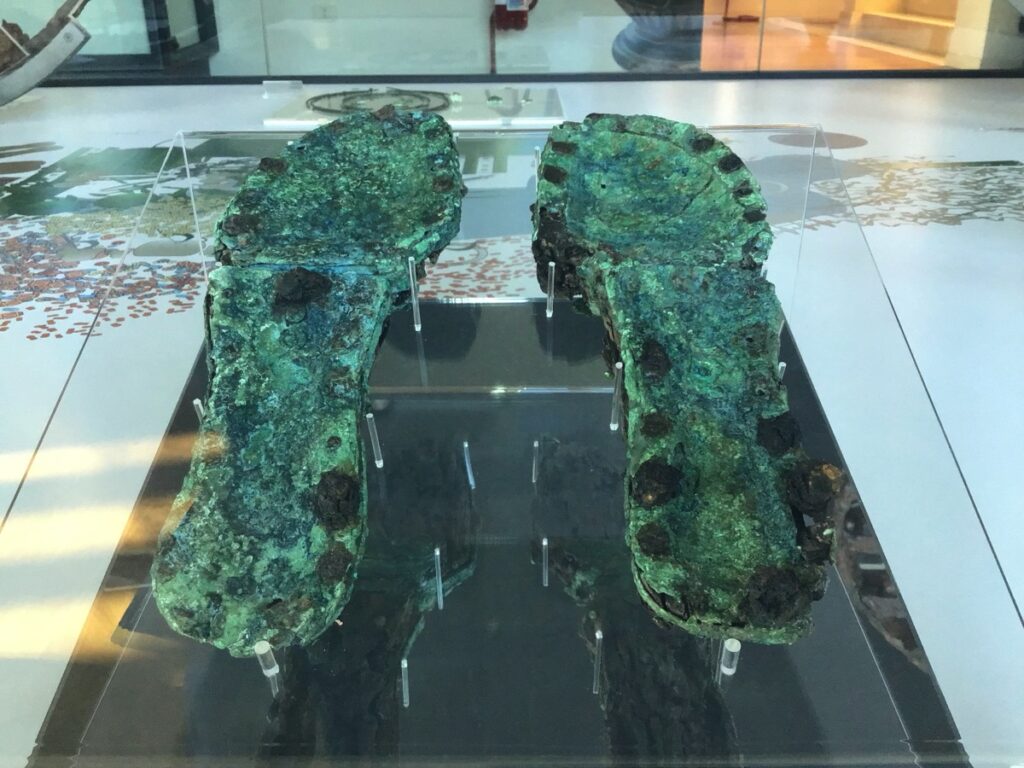 Giornata Internazionale della Donna: all’Antiquarium Statale di Numana i sandali della Regina picena si ammirano (e si toccano)