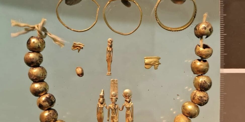 Collana, anelli e amuleti in oro trovati a Karnak, XXVI dinastia (Ph. MoTA)