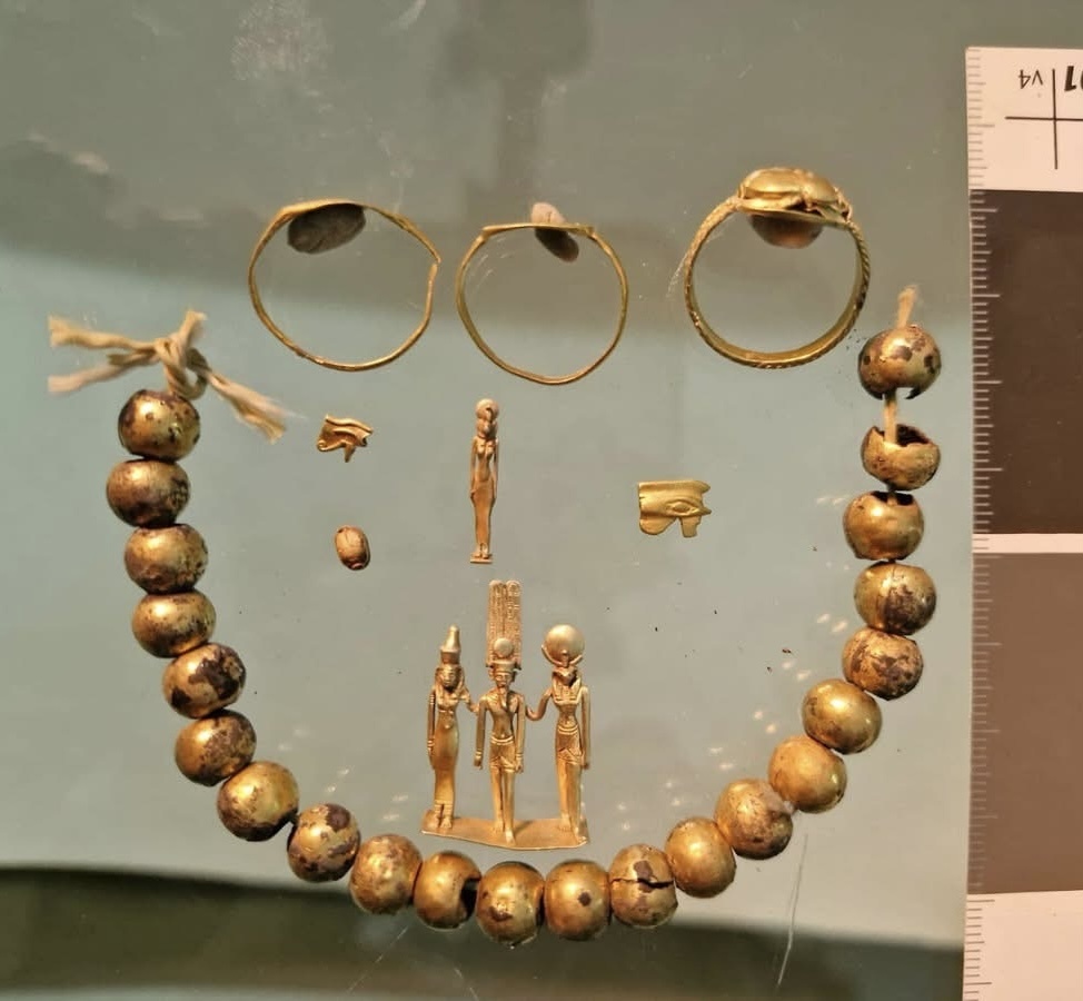 Collana, anelli e amuleti in oro trovati a Karnak, XXVI dinastia (Ph. MoTA)