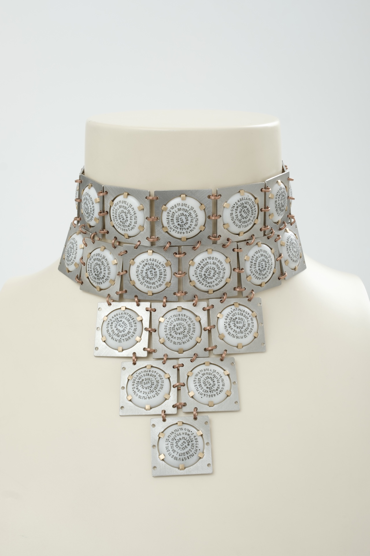 Letia Letizia Cariello Teodora 2025 Porcellana, acciaio, rame berillio, cotone cerato 1/9, Edizione di 9 + II PA CO