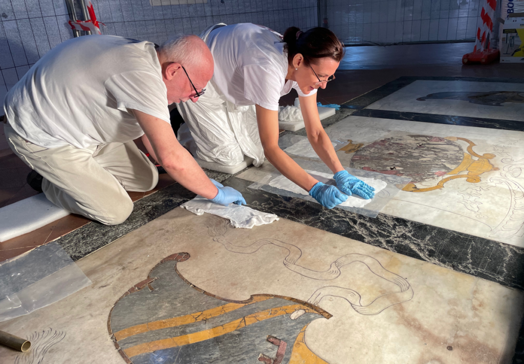 Basilica di Santa Croce: il restauro della lapide tombale della famiglia Buonarroti