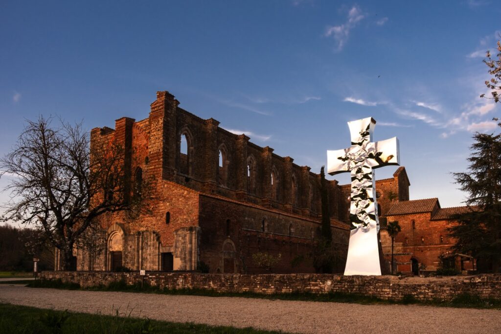 Helidon Xhixha porta la luce a San Galgano: acciaio, spiritualità e riflessi nell’Abbazia senza tetto