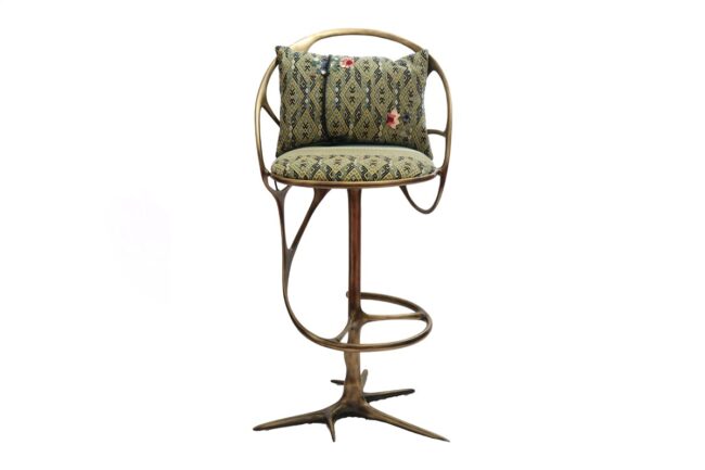 Hui Foundation_Smith Chow, Sgabello, Collezione Farfalla, 2022, tessuto e ottone, 56 x 51 x 110 cm