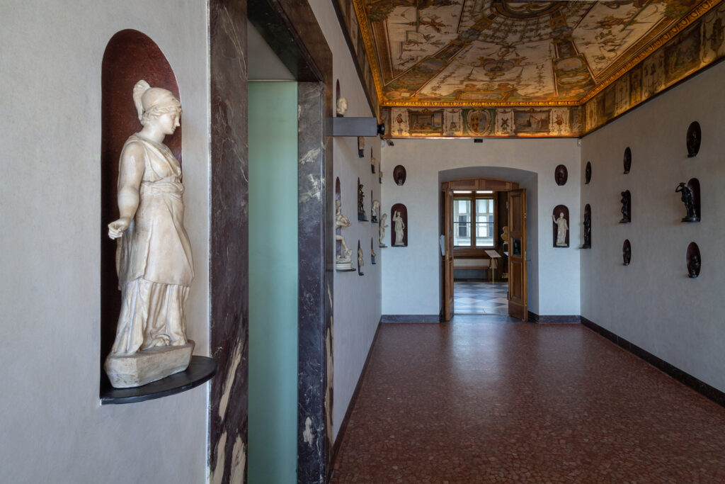 Uffizi, la rinascita dello Stanzino delle Matematiche tra affreschi e bronzi