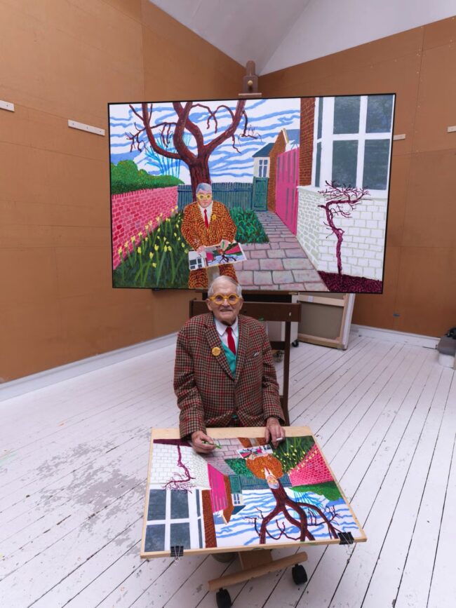 david-hockney La foto censurata di David Hockney seduto accanto alla sua opera Play within a Play within a Play and Me with a Cigarette