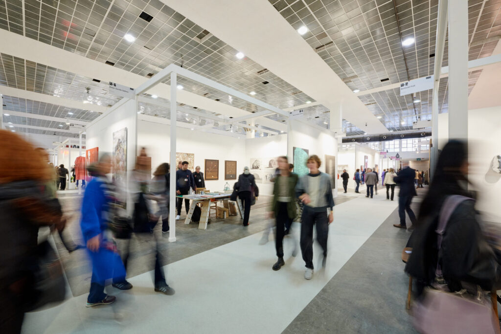 Art Brussels 2025 tra percorsi monografici, nuove voci e grandi installazioni