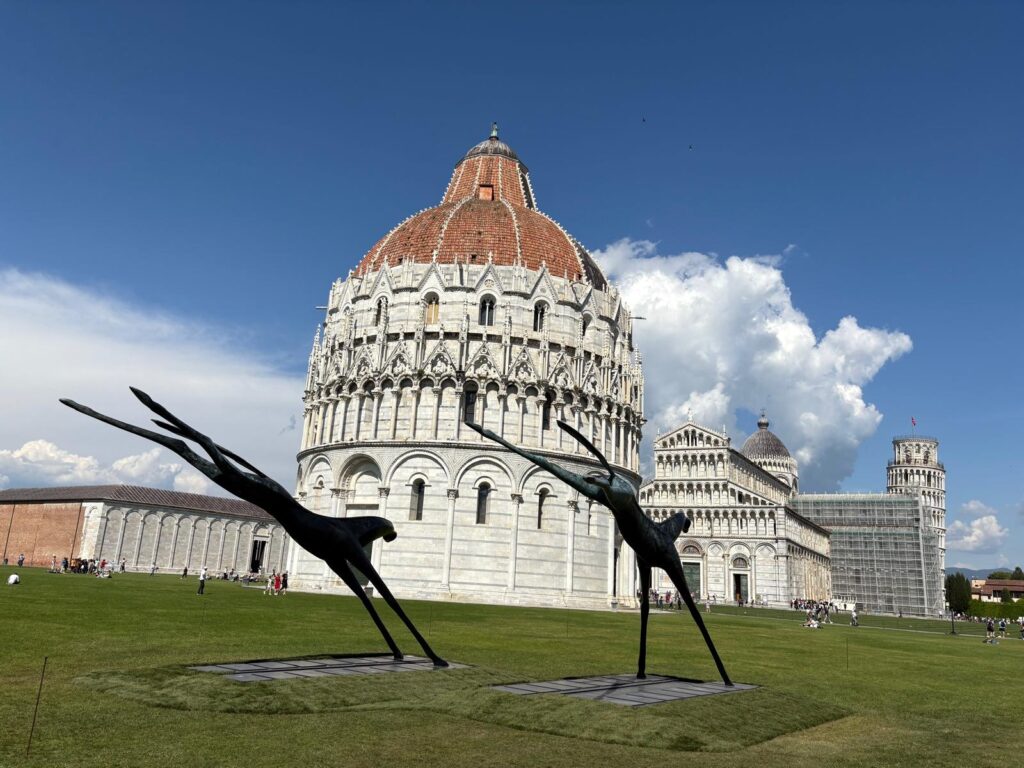 Antonio Signorini in Piazza dei Miracoli a Pisa: i cavalli in volo e l’idea di equilibrio