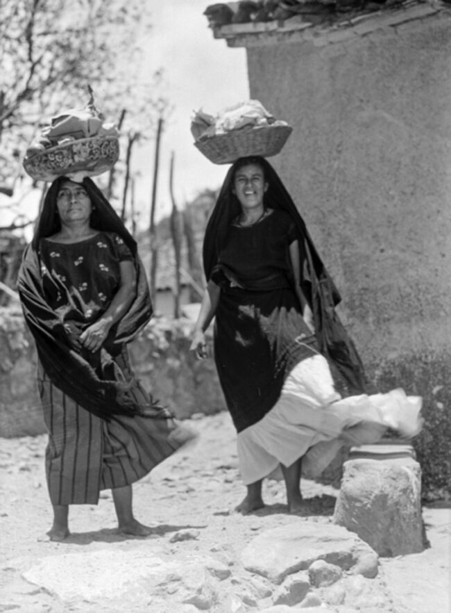Tehuanas con cesti sulla testa 1929