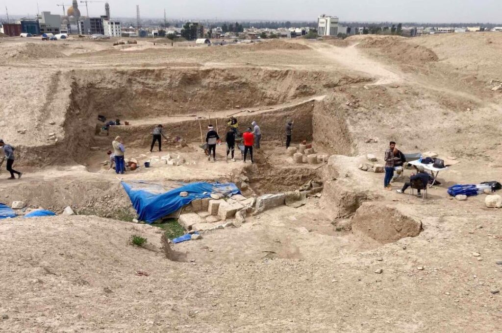 Un ritrovamento eccezionale in Iraq: riemerge un bassorilievo con Assurbanipal e le divinità supreme
