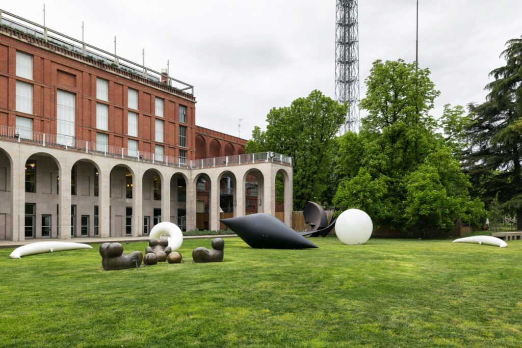 Nuove acquisizioni per Triennale Milano: de Chirico, Mazzucchelli, Maloberti, Lambri