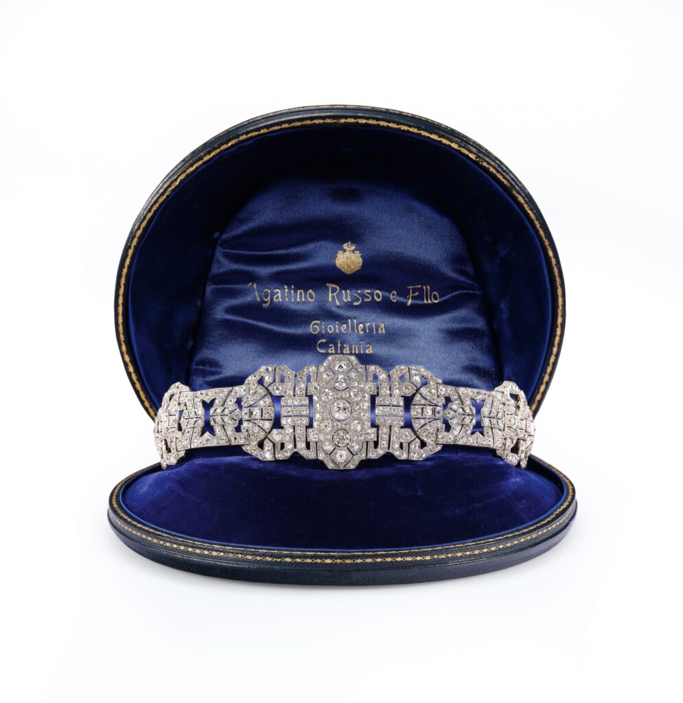 Una tiara Art Déco in diamanti in mostra a Roma accanto alle più belle porcellane viennesi