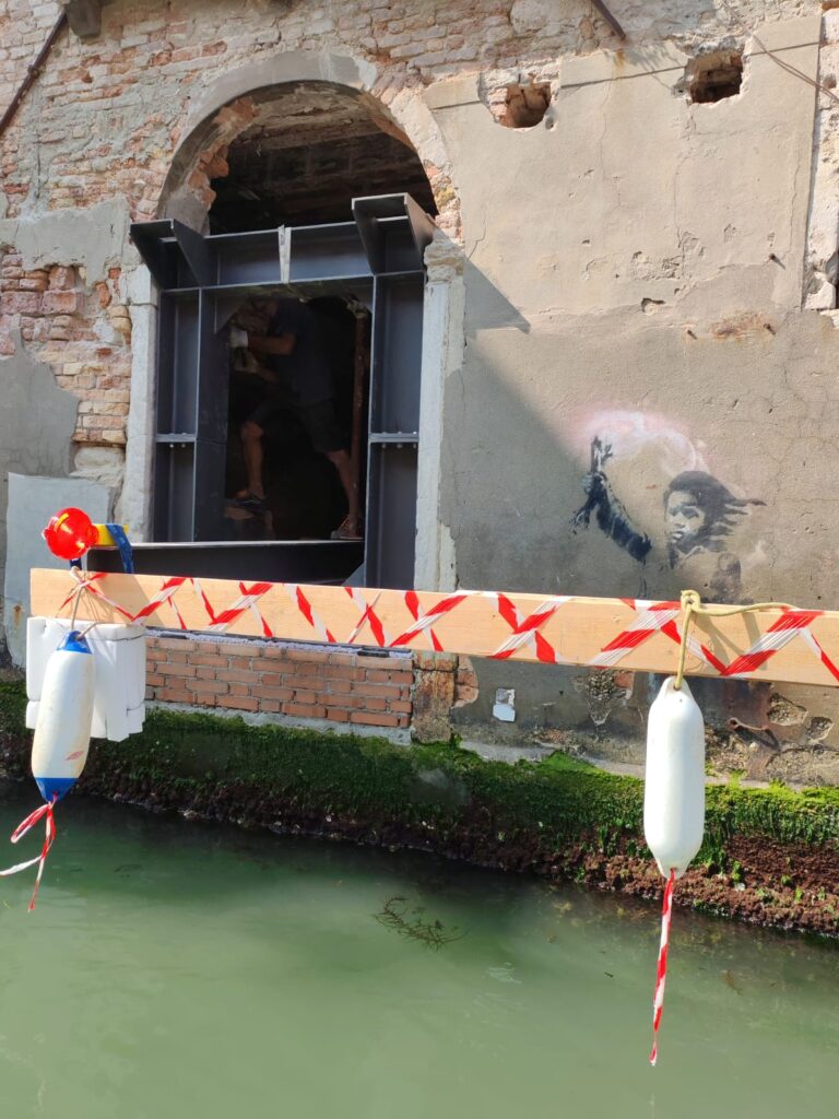 Al via il restauro di The Migrant Child di Banksy e la riqualificazione di Palazzo San Pantalon
