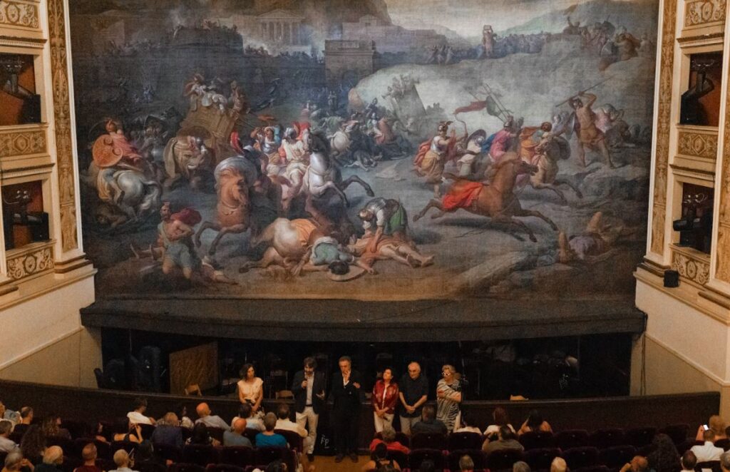 A Spoleto torna il sipario storico del Teatro Nuovo