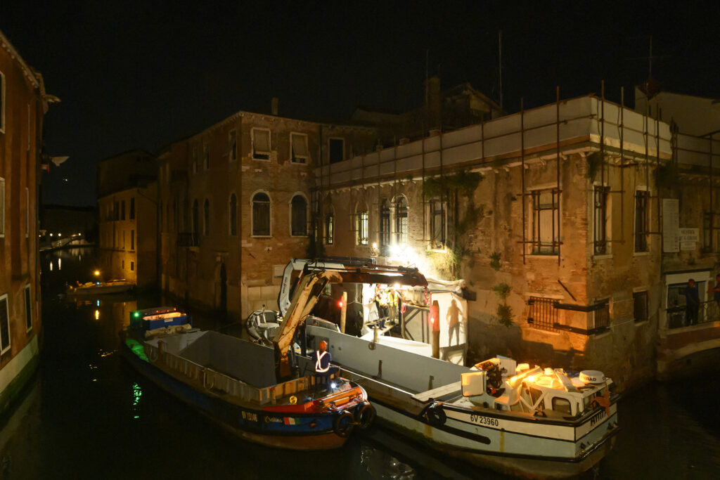 Iniziato il restauro del Banksy veneziano
