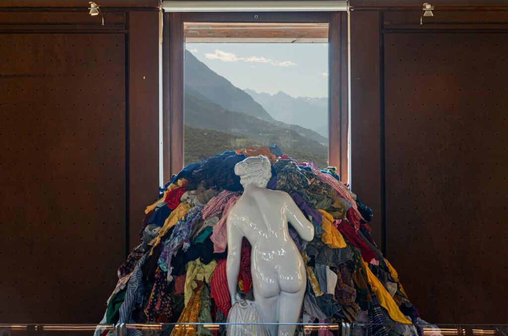 Pistoletto al Castello Gamba: “Glacial Threads. Dalle Foreste ai Tessuti del Futuro”