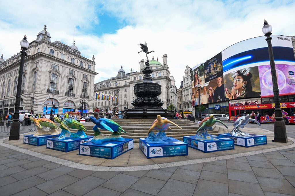 Londra celebra le tartarughe marine con il Tusk Turtle Trail: l’arte urbana al servizio della natura