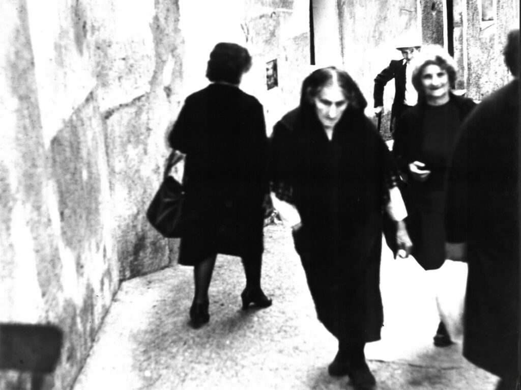 “Il canto dei nuovi emigranti”: a Bergamo una mostra tributo a Mario Giacomelli nel centenario della nascita
