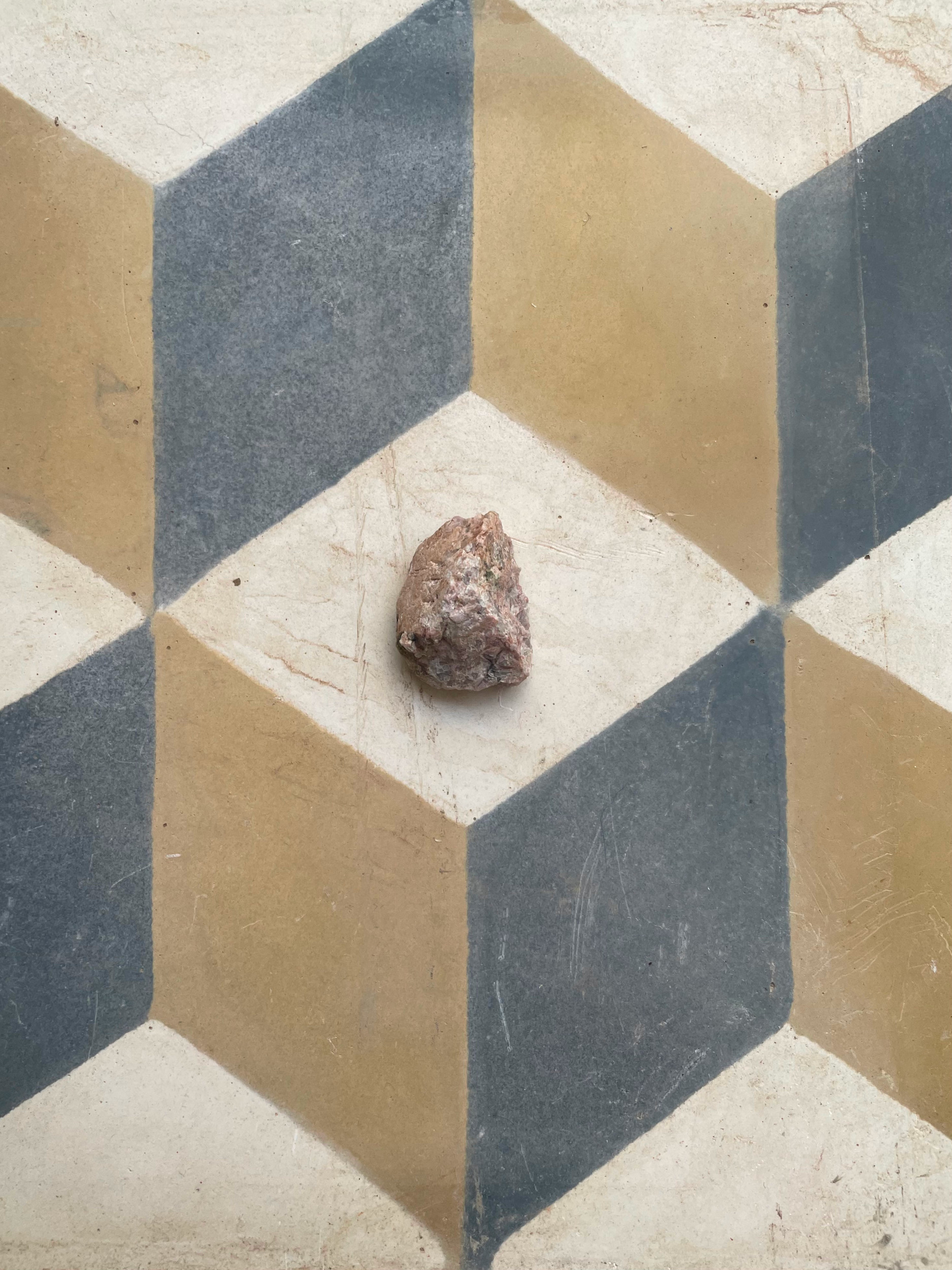 1. Delphine Valli, Cementina e pietra, Marrakech, 2022