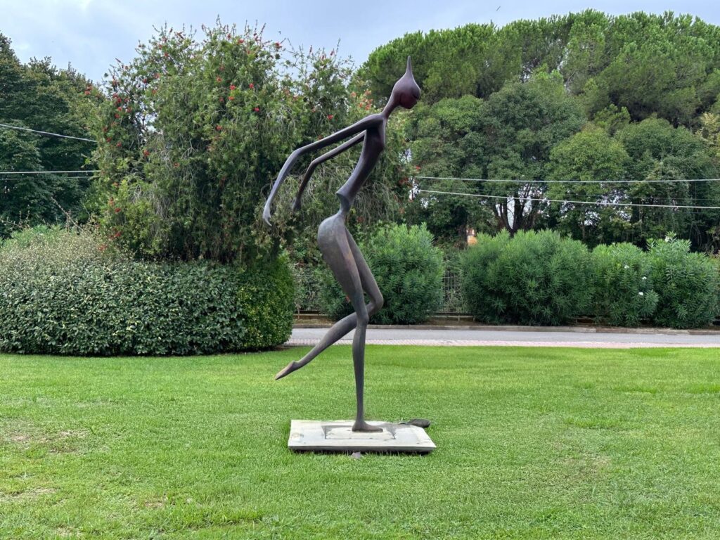 La Casa di Cura San Rossore apre le porte all’arte: arriva “Hydra”, la monumentale scultura di Antonio Signorini