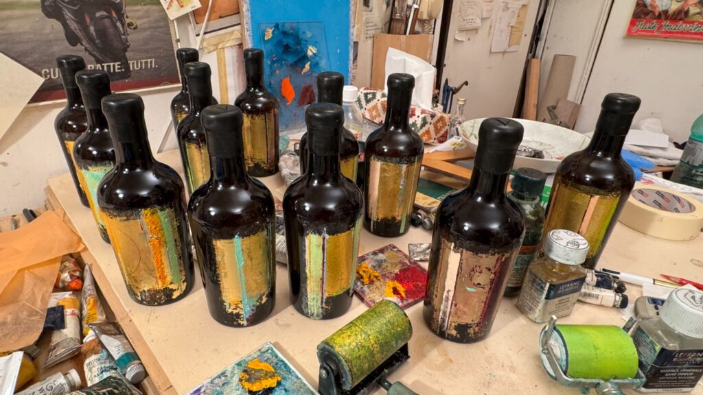 Venissa per The Venice Glass Week 2025: Antonello Viola firma 10 bottiglie d’autore